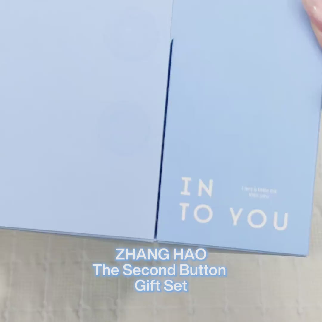 Cargar video: ZHANG HAO The Second Button Gift Set